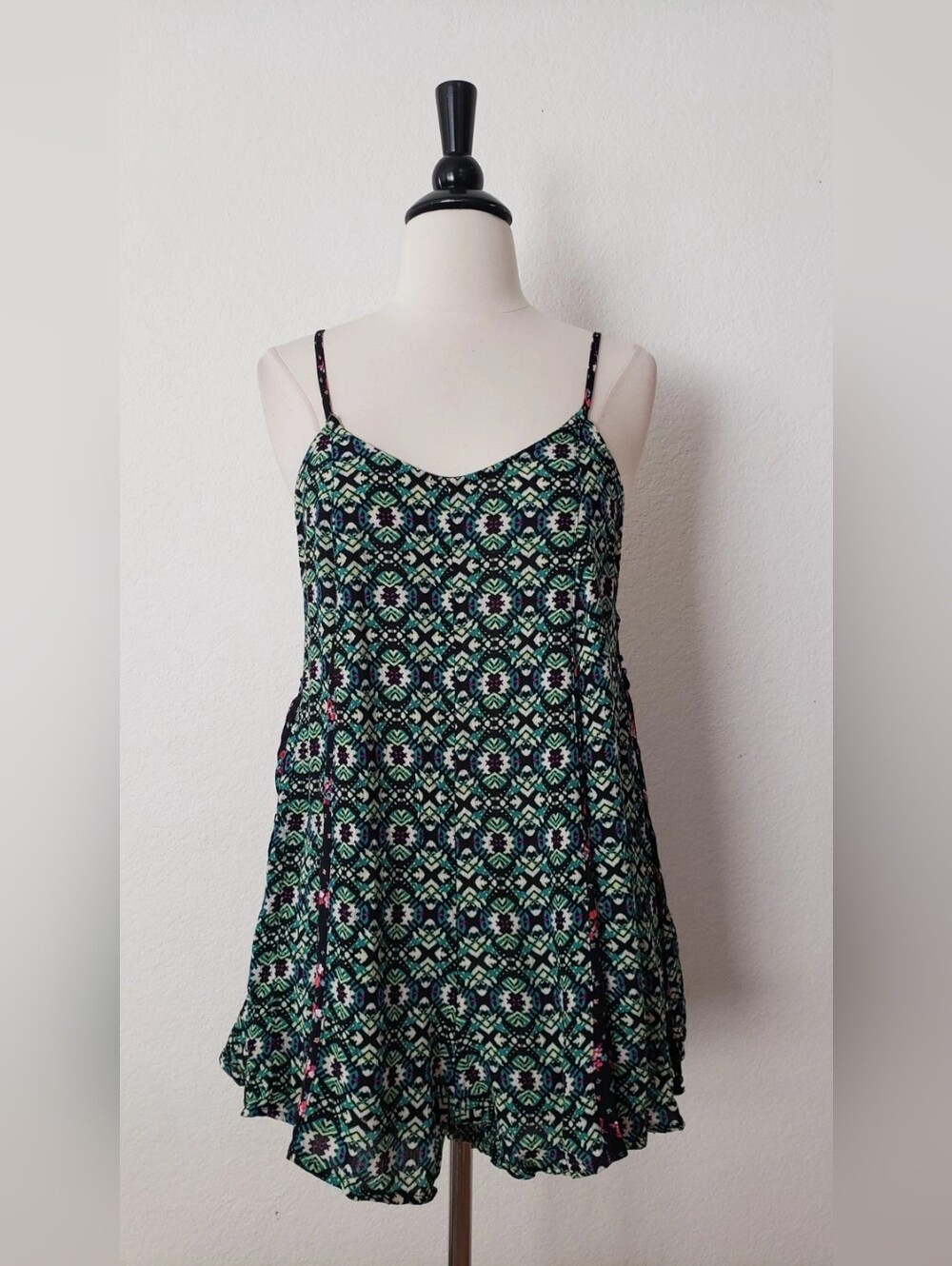 Sleeveless Geo-Print Spaghetti Strap Dress Top in Green